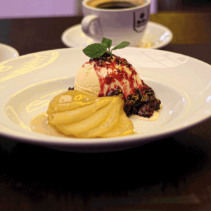 Peras al vino con helado